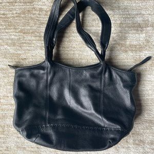 THE SAK BLACK SOFT LEATHER SHOULDER BAG.